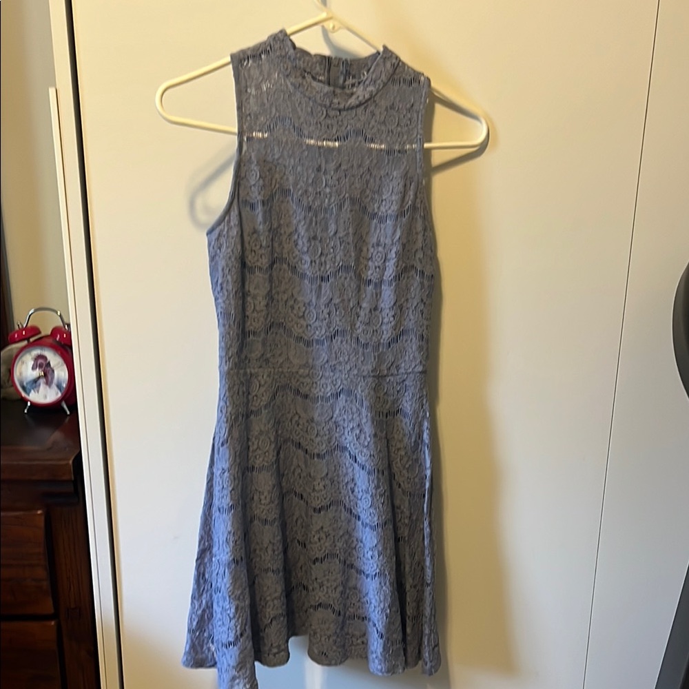 Mock-neck Sleeveless Lace Dress in Lilac/Blue